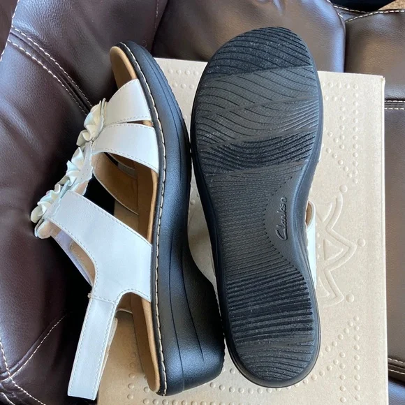 Clarks Cream Floral Strap Sandals - Picture 5 of 7